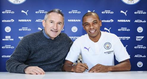 رسميًا.. مانشستر سيتي يمدد عقد فيرناندينو لموسم إضافي